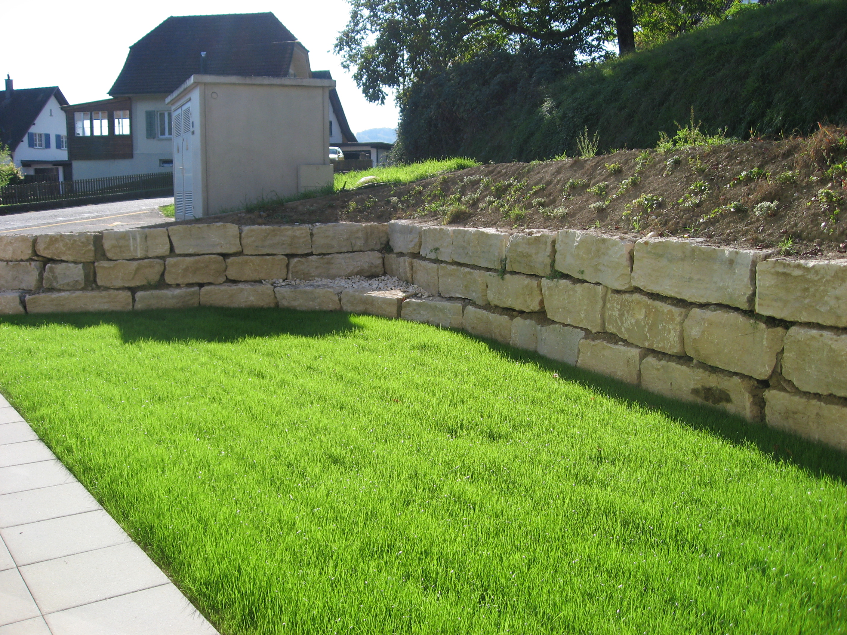 Kalksteinmauer mit Rasen
