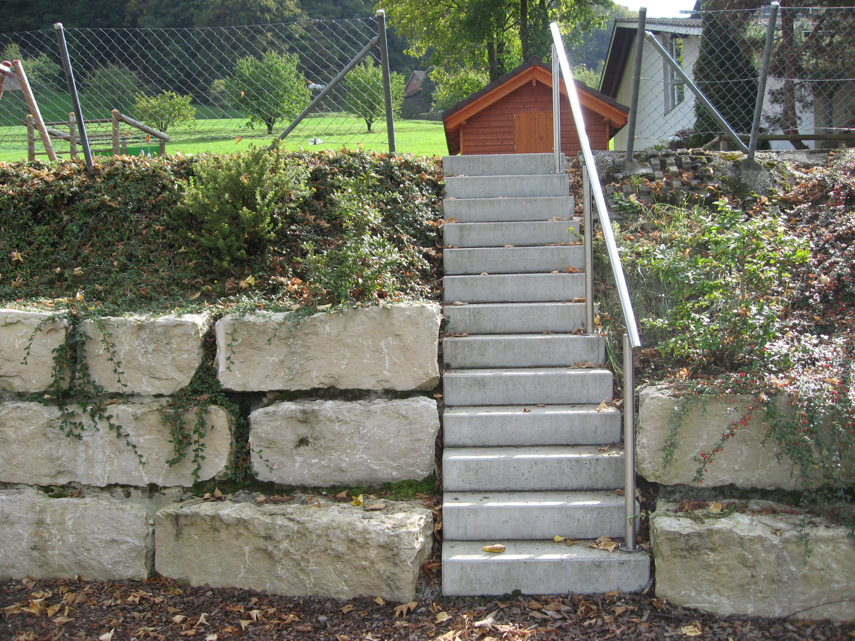 Treppe beim Spielplatz der Schule Thalheim
