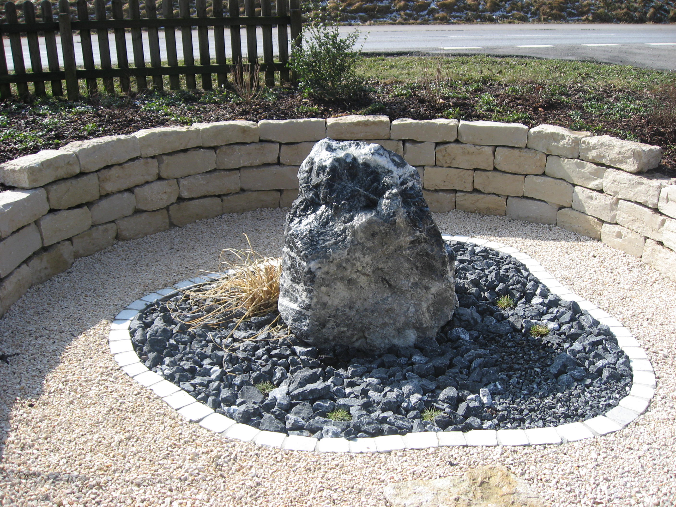 Quellstein aus Quinter mit Kalkstein Mauer